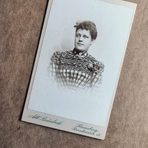 kobieta - stuletnia fotografia portretowa