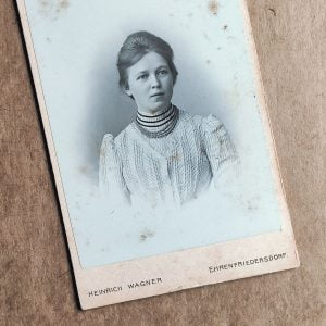 kobieta - stuletnia fotografia portretowa