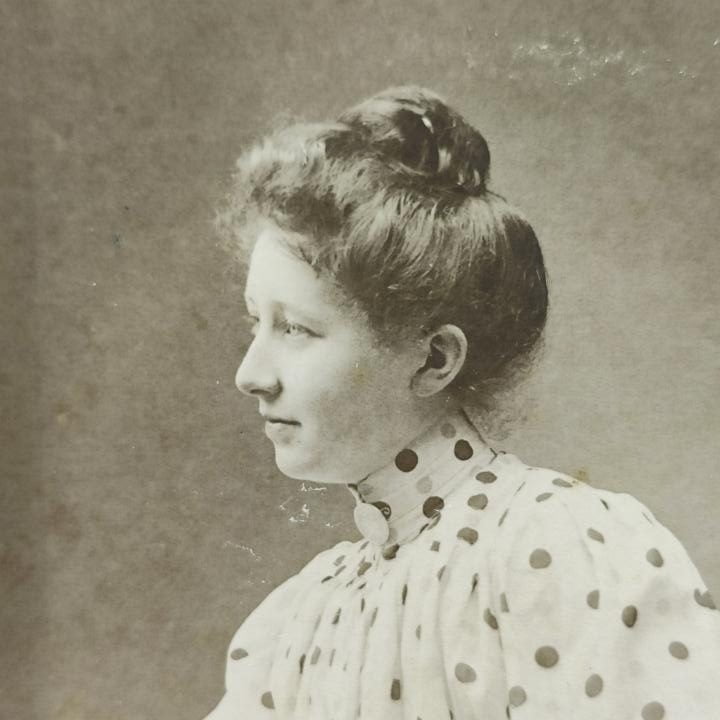 profil kobieta portret biżuteria, W grochy, szuflada pełna fotografii