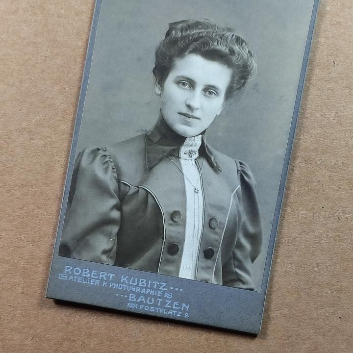 portret kobieta kołnierzyk stójka, Trochę stójka&#8230;