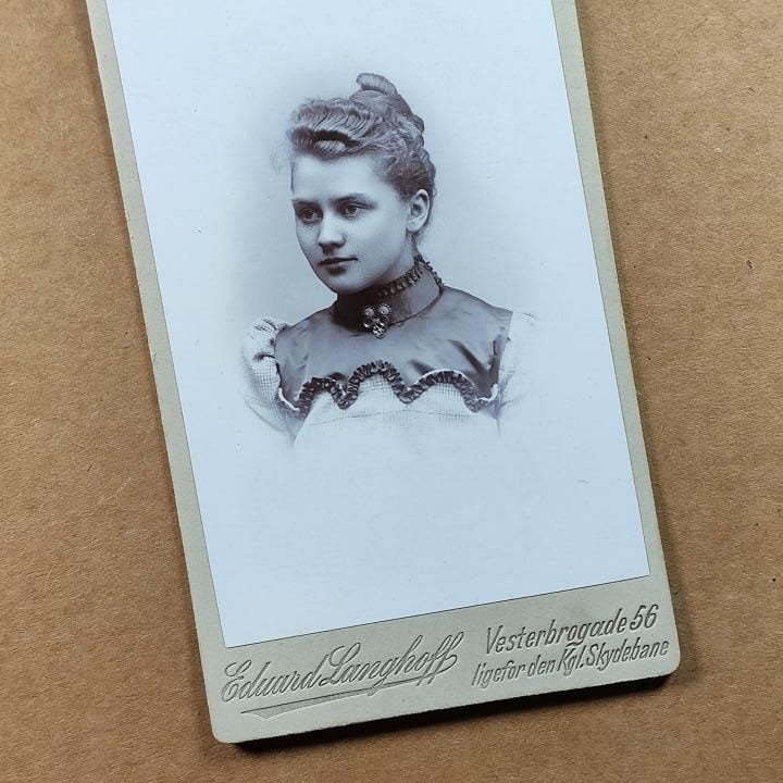 dziewczyna portret Langhoff Kopenhaga, Ostatni z trzech, szuflada pełna fotografii