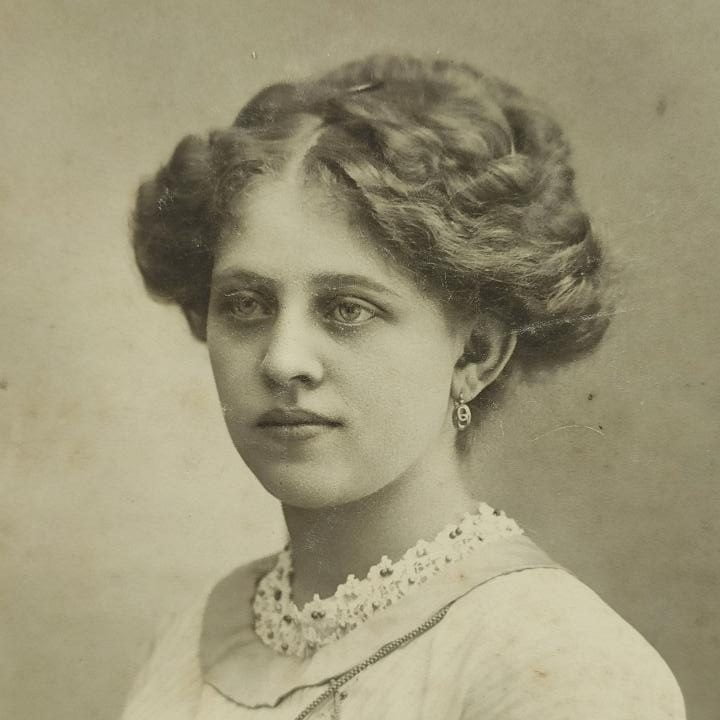 Lucerna portret kobieta bluzka, Sznurowana