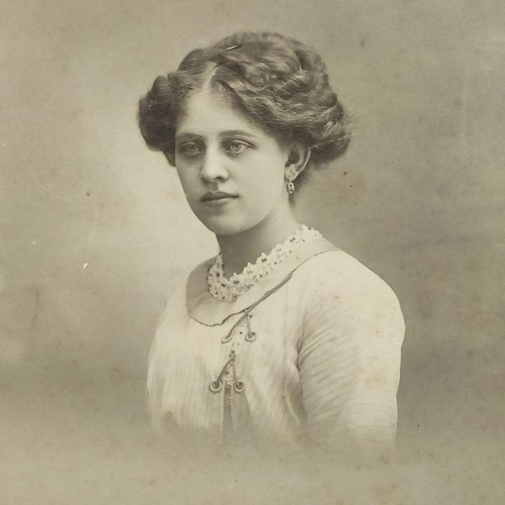 Lucerna portret kobieta bluzka, Sznurowana