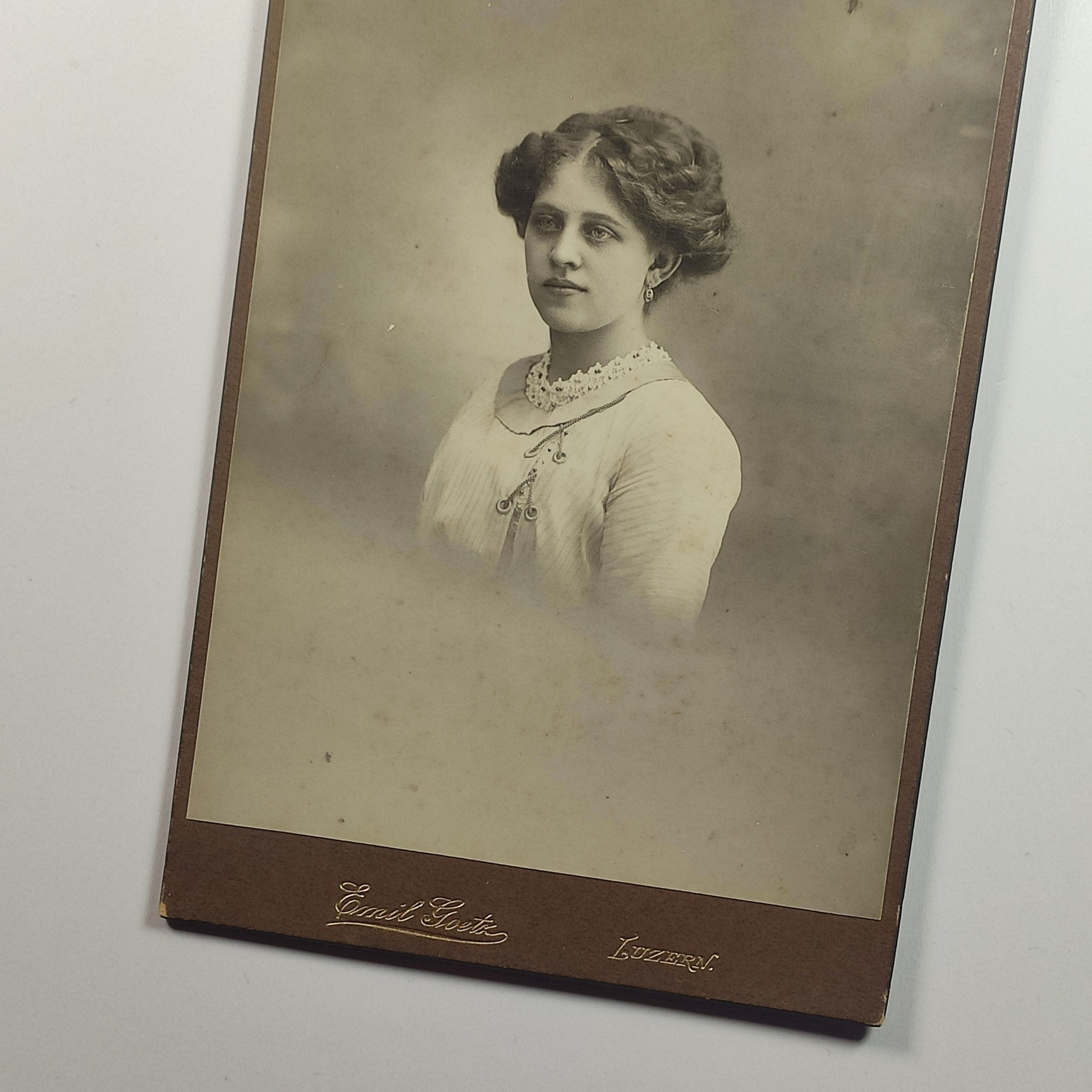 Lucerna portret kobieta bluzka, Sznurowana