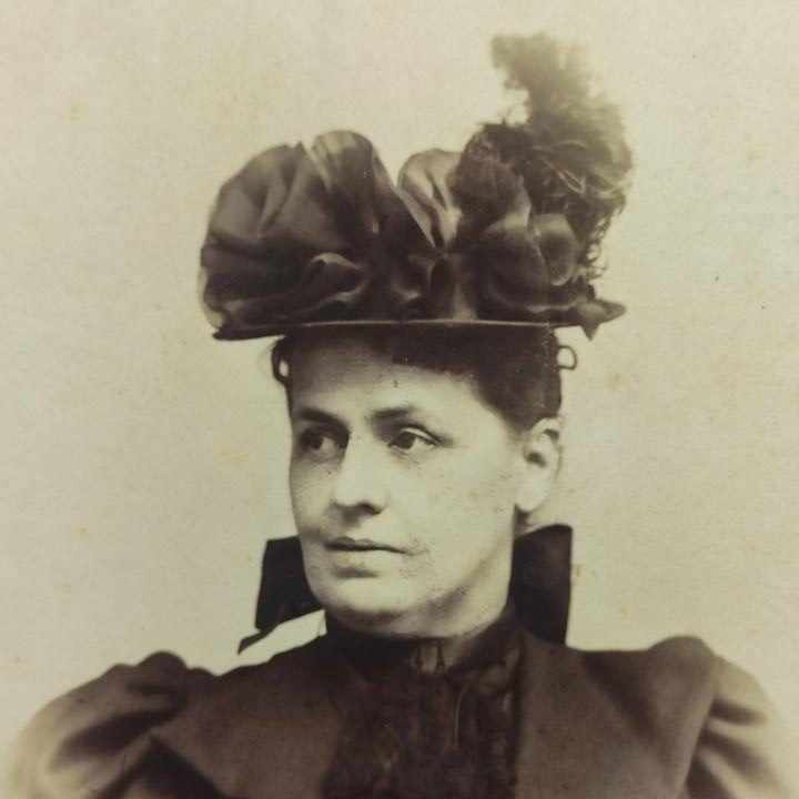 portret kobieta Wiedeń kapelusz, W oczy mi patrz!, szuflada pełna fotografii
