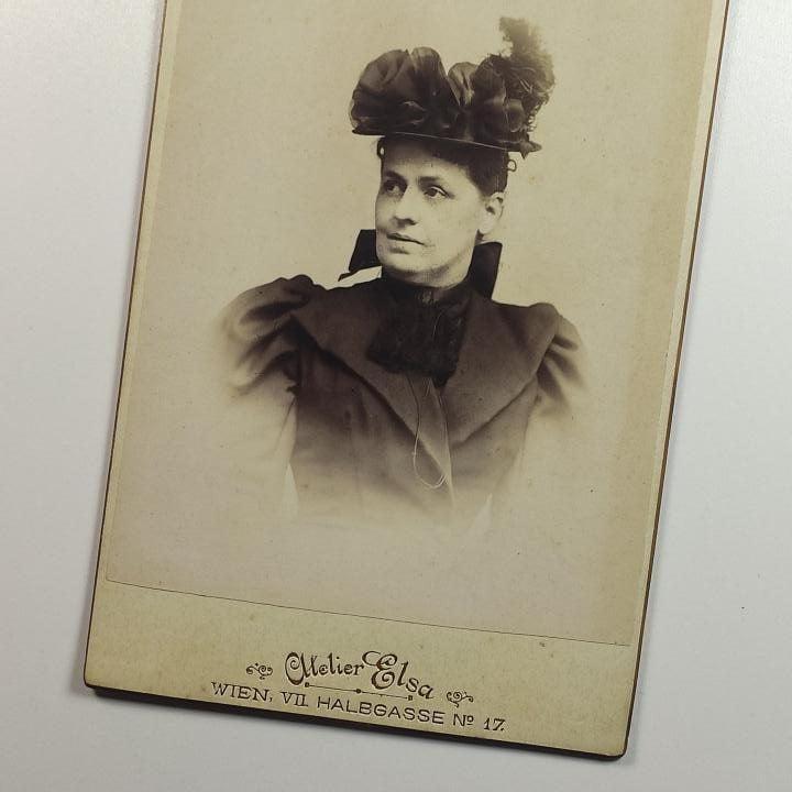portret kobieta Wiedeń kapelusz, W oczy mi patrz!, szuflada pełna fotografii