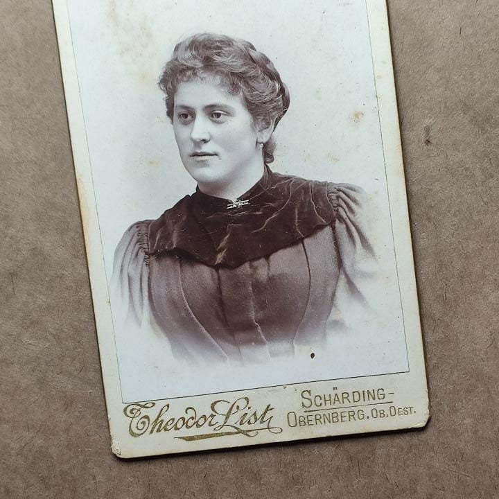 portret kobieta Theodor List, Włos na czworo