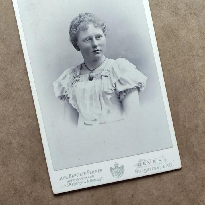 , Zawstydzona, szuflada pełna fotografii , Zawstydzona