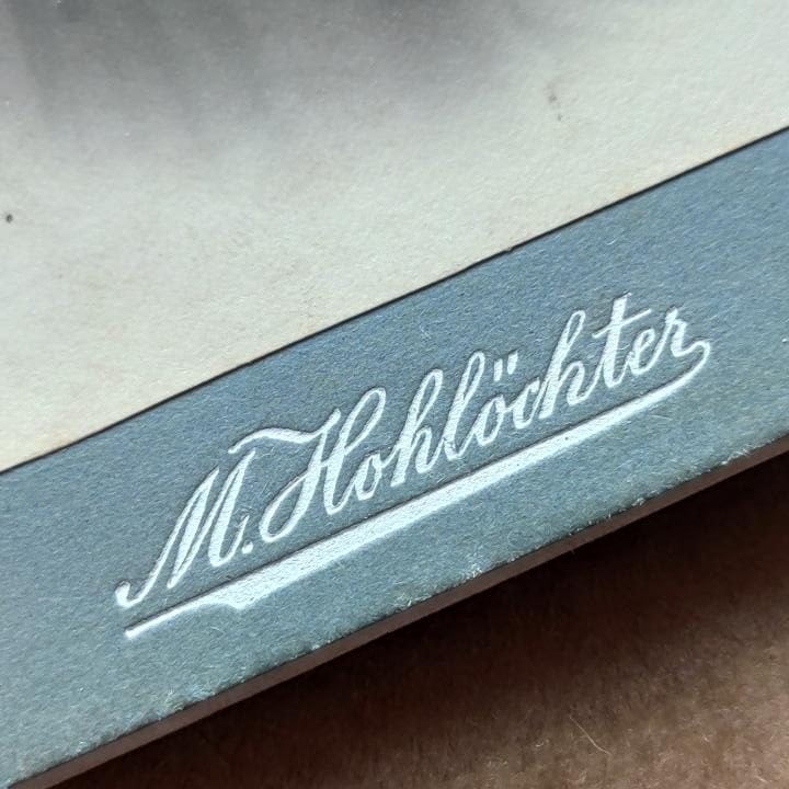 Hohlöchter Gross-Gerau atelier, Ani śladu