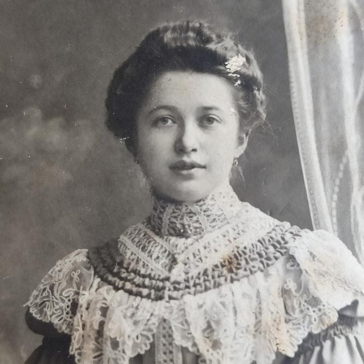 Müller Hertel Freiberg 1905, Cała jesteś w koronkach