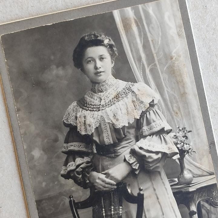 Müller Hertel Freiberg 1905, Cała jesteś w koronkach