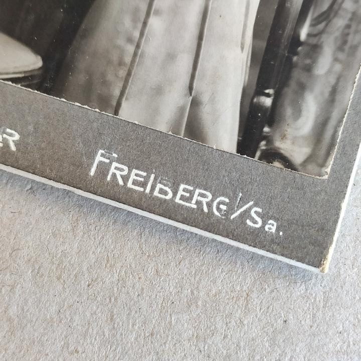 Müller Hertel Freiberg 1905, Cała jesteś w koronkach