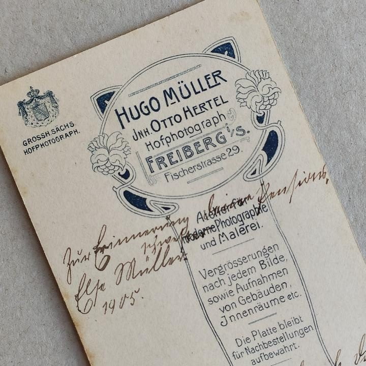 Müller Hertel Freiberg 1905, Cała jesteś w koronkach