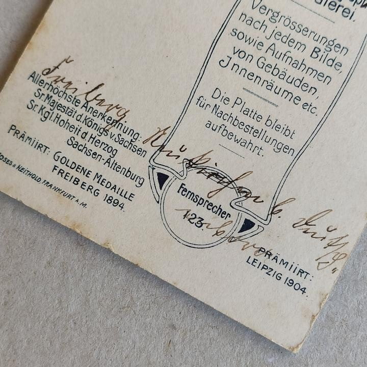 Müller Hertel Freiberg 1905, Cała jesteś w koronkach