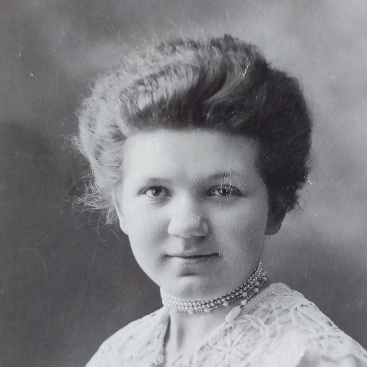 , Perłowy choker, szuflada pełna fotografii , Perłowy choker