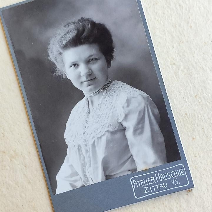 , Perłowy choker, szuflada pełna fotografii , Perłowy choker