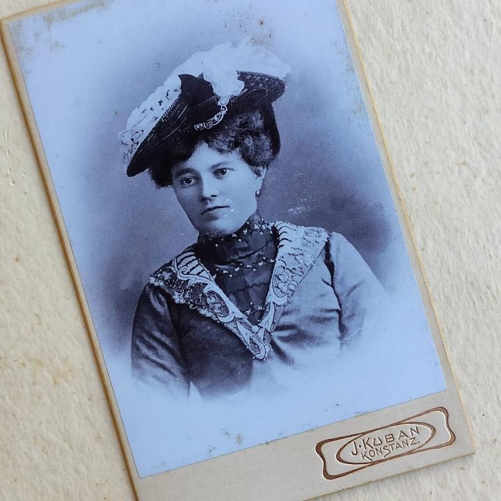 kapelusz portret kobieta Konstanz, Rzecz gustu