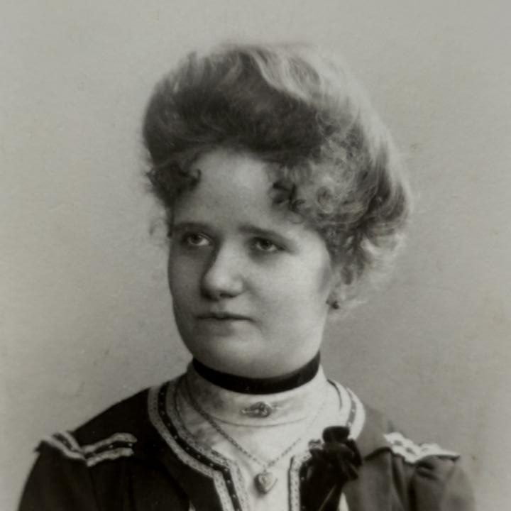 Nicola Tonger, Z czarną aksamitką, szuflada pełna fotografii Nicola Tonger, Z czarną aksamitką