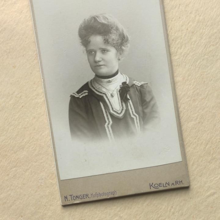 Nicola Tonger, Z czarną aksamitką, szuflada pełna fotografii Nicola Tonger, Z czarną aksamitką