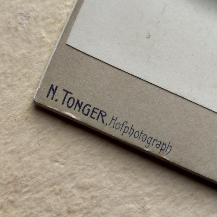 Nicola Tonger, Z czarną aksamitką, szuflada pełna fotografii Nicola Tonger, Z czarną aksamitką
