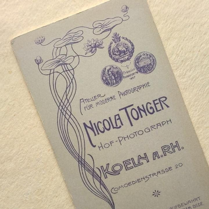 Nicola Tonger, Z czarną aksamitką, szuflada pełna fotografii Nicola Tonger, Z czarną aksamitką