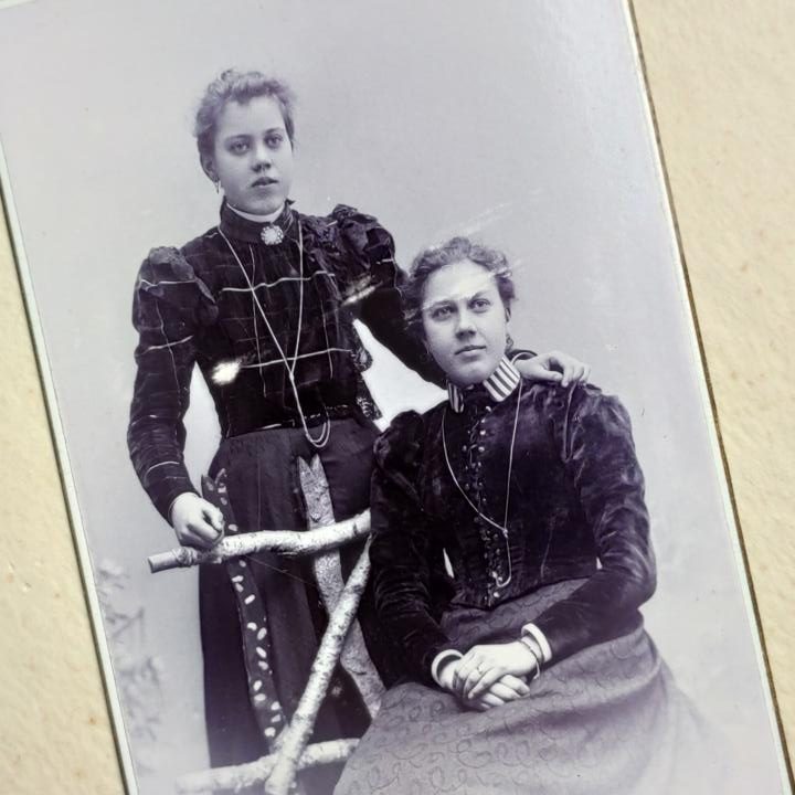 , Chyba siostry, szuflada pełna fotografii , Chyba siostry