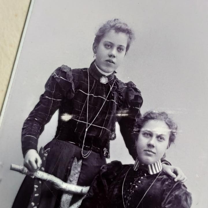 , Chyba siostry, szuflada pełna fotografii , Chyba siostry