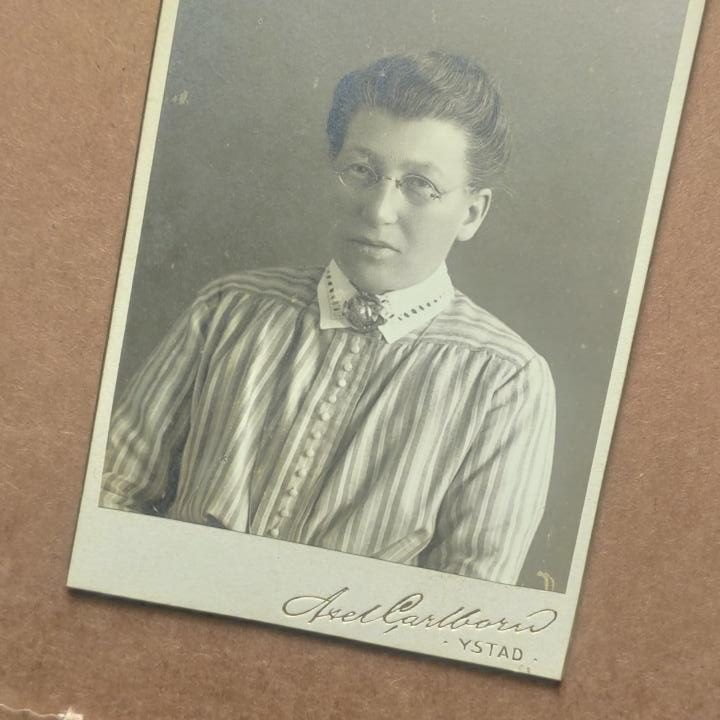 Axel Vilhelm Carlborn Ystad, Prawdziwe okulary!, szuflada pełna fotografii Axel Vilhelm Carlborn Ystad, Prawdziwe okulary!