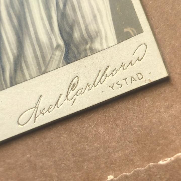 Axel Vilhelm Carlborn Ystad, Prawdziwe okulary!, szuflada pełna fotografii Axel Vilhelm Carlborn Ystad, Prawdziwe okulary!