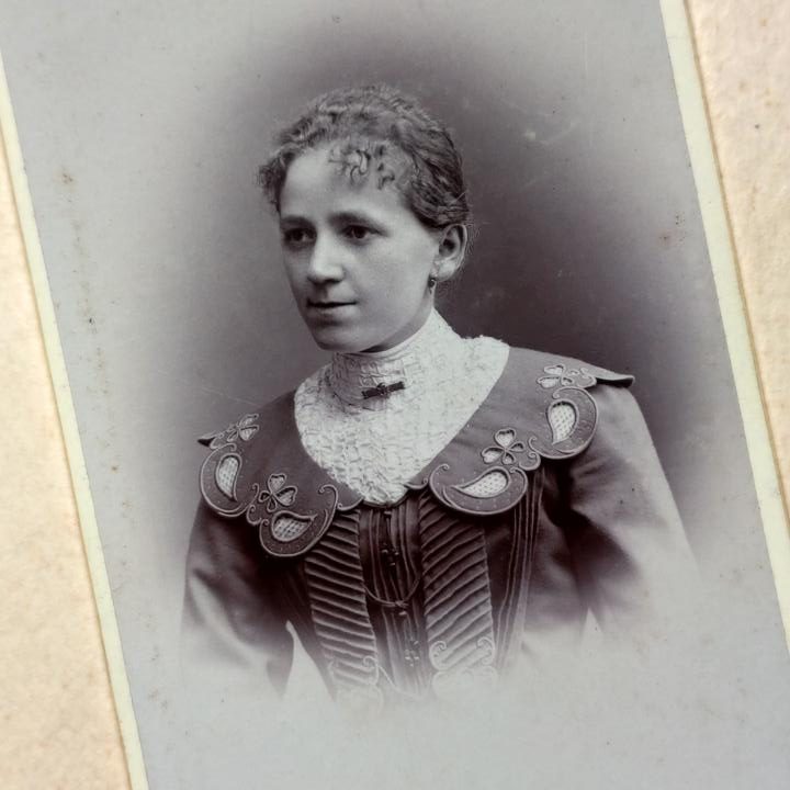 Alwin Dietrich Glauchau, Wnuczka fibuli