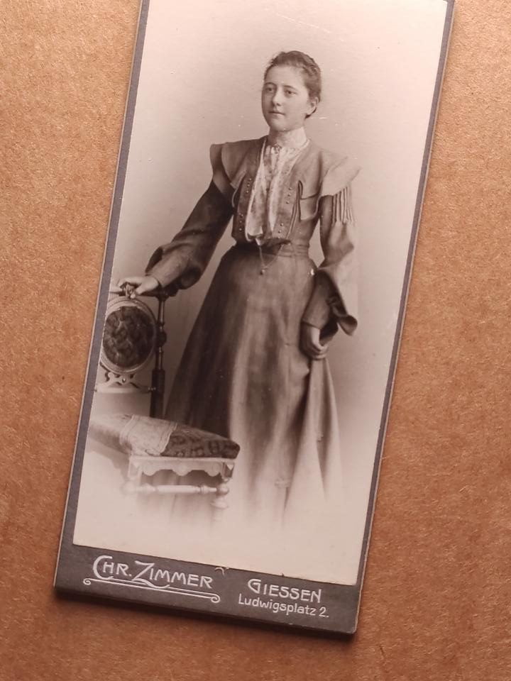 Gießen Giessen Zimmer, Znów bufiasto, szuflada pełna fotografii Gießen Giessen Zimmer, Znów bufiasto
