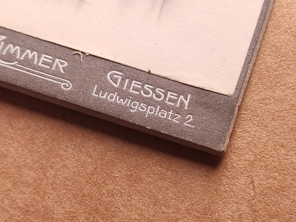 Gießen Giessen Zimmer, Znów bufiasto, szuflada pełna fotografii Gießen Giessen Zimmer, Znów bufiasto