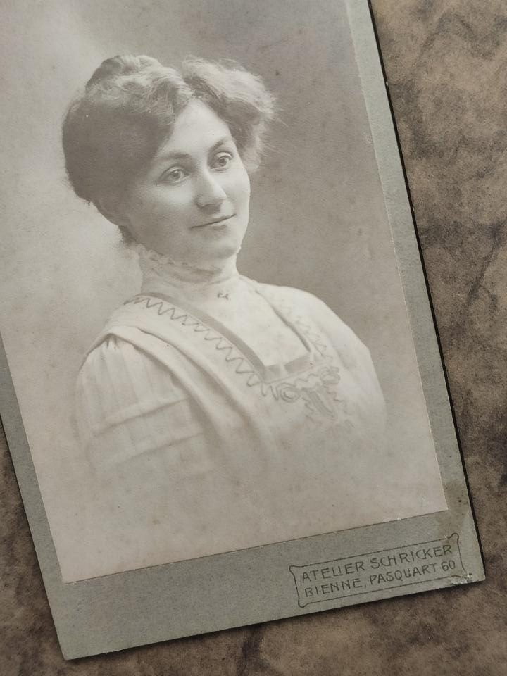Hermann Schricker, Nieco rozmarzona, szuflada pełna fotografii Hermann Schricker, Nieco rozmarzona