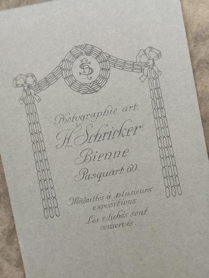 Hermann Schricker, Nieco rozmarzona, szuflada pełna fotografii Hermann Schricker, Nieco rozmarzona