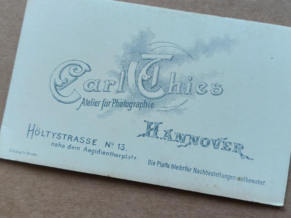 Carl Thies Hannover, Panienka?, szuflada pełna fotografii