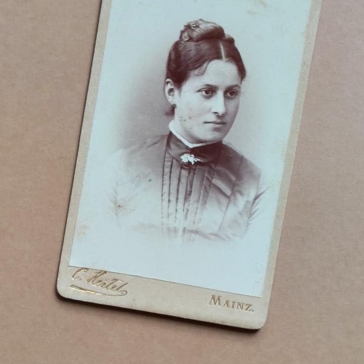 , Co to za naklejka?, szuflada pełna fotografii , Co to za naklejka?