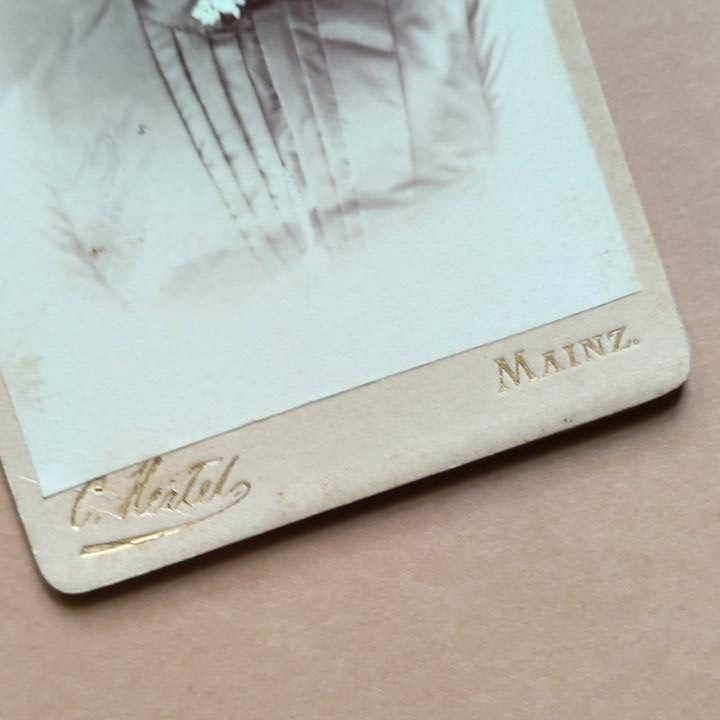 , Co to za naklejka?, szuflada pełna fotografii , Co to za naklejka?