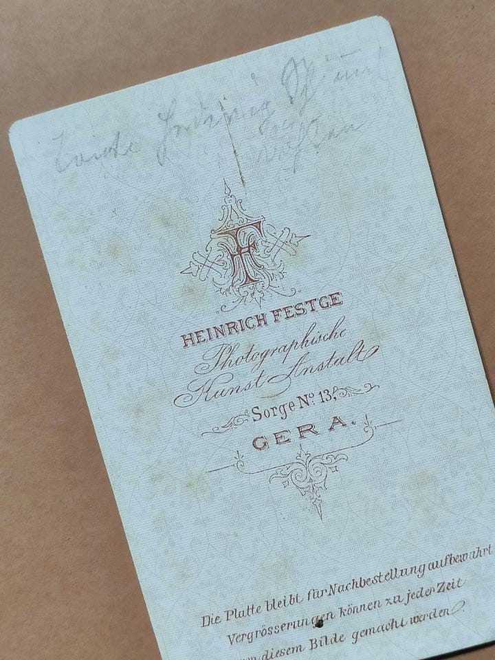 , Jeden z braci Festge, szuflada pełna fotografii , Jeden z braci Festge