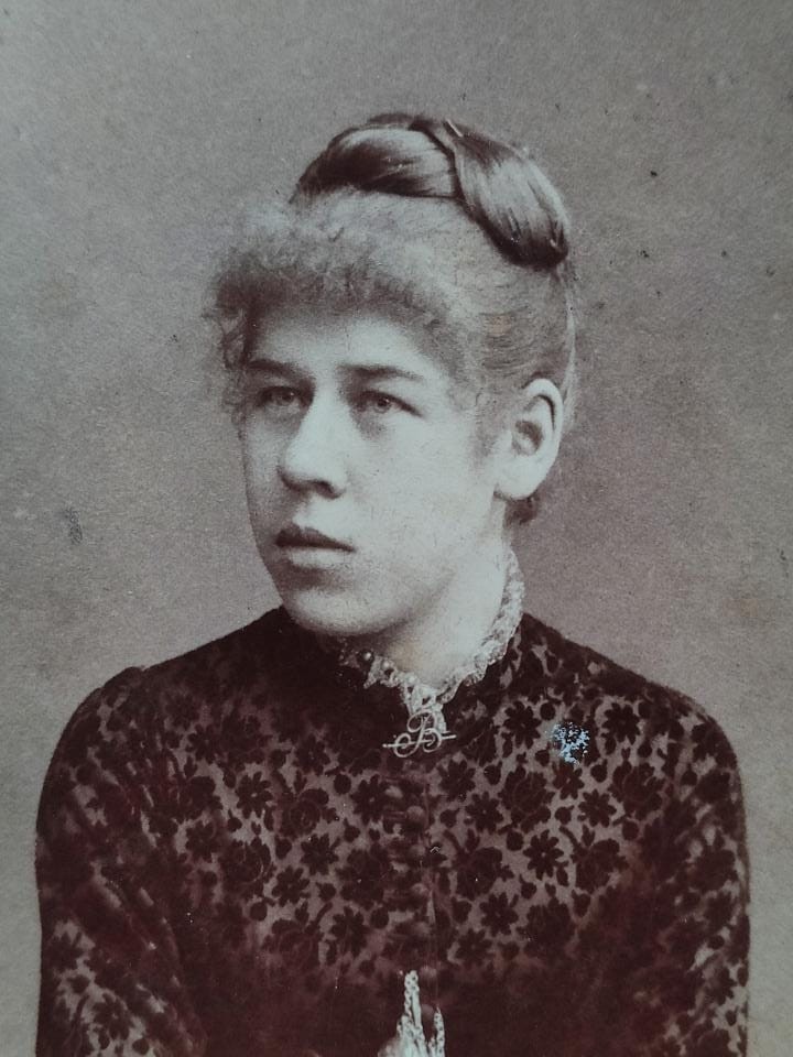 , Wzorzysta pani B.