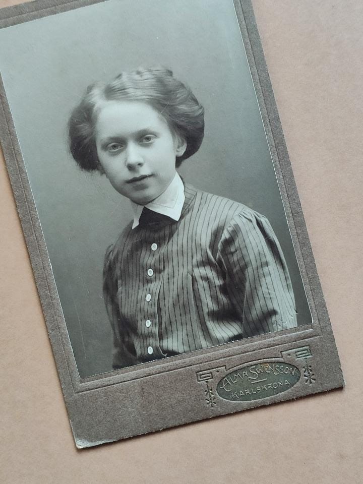 Alma Kristina Svensson, Fotografistka stanu wolnego, szuflada pełna fotografii Alma Kristina Svensson, Fotografistka stanu wolnego
