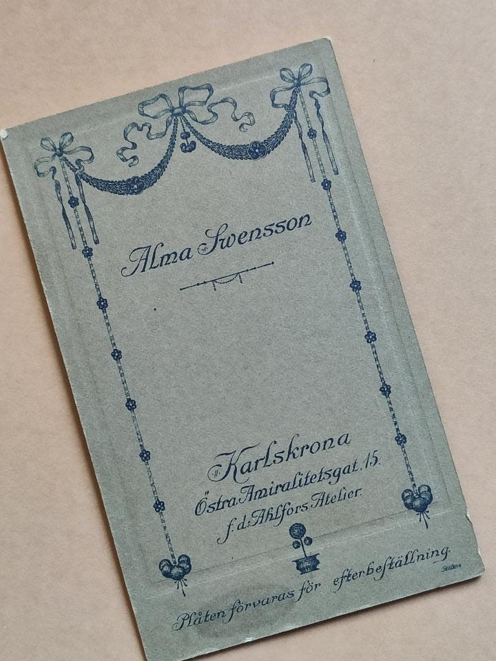 Alma Kristina Svensson, Fotografistka stanu wolnego, szuflada pełna fotografii Alma Kristina Svensson, Fotografistka stanu wolnego