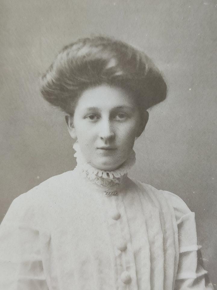 Bertha Lindgren, Albertina Bertildsson