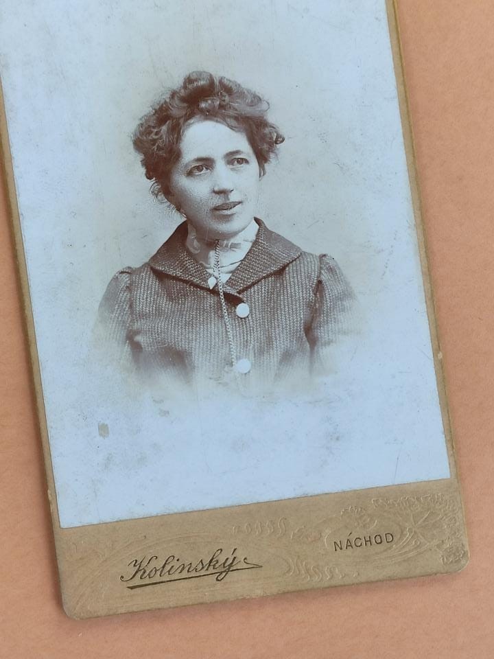 , Na krótkim łańcuchu, szuflada pełna fotografii , Na krótkim łańcuchu