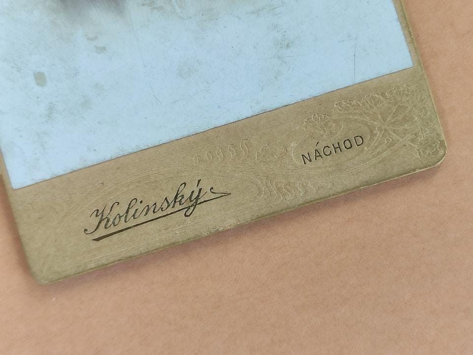 , Na krótkim łańcuchu, szuflada pełna fotografii , Na krótkim łańcuchu