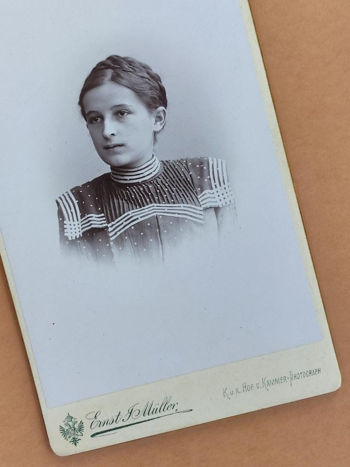 , Na koronę trzeba zapracować, szuflada pełna fotografii , Na koronę trzeba zapracować
