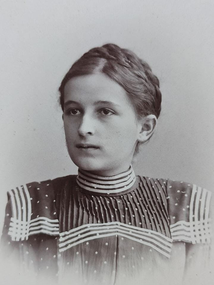 , Na koronę trzeba zapracować, szuflada pełna fotografii , Na koronę trzeba zapracować