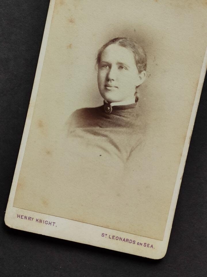 Henry Knight, Heniu, bądź rycerski&#8230;
