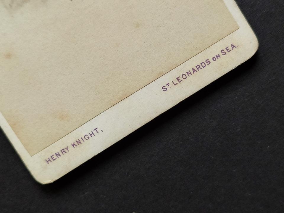 Henry Knight, Heniu, bądź rycerski&#8230;