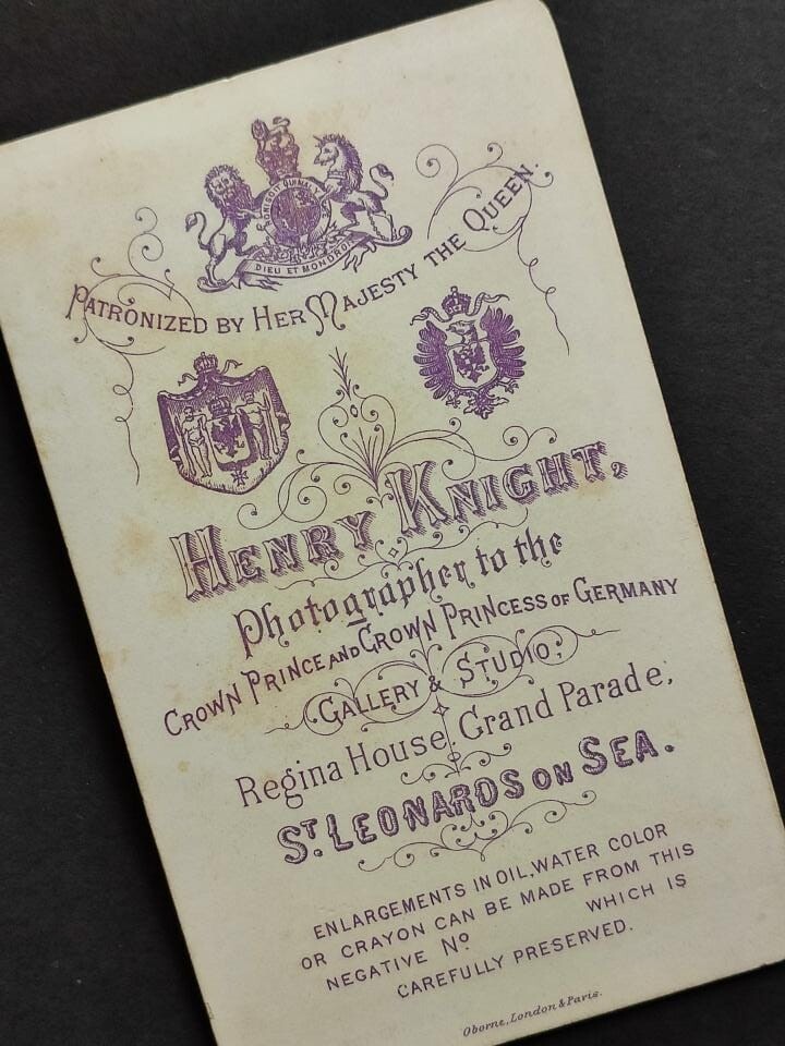 Henry Knight, Heniu, bądź rycerski&#8230;