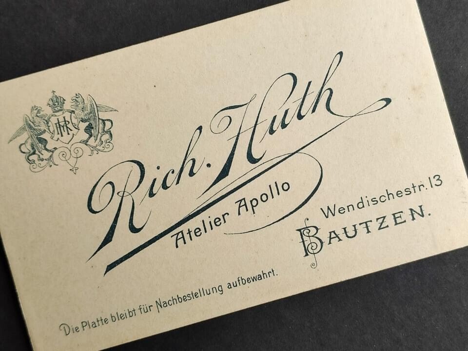 Richard Huth, Skąd tu „M”?, szuflada pełna fotografii Richard Huth, Skąd tu „M”?